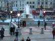  jeunes gens sur Trafalgar Square, à la tombée de la nuit